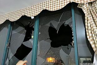 图片报：慕尼黑狂风大作，拜仁遮挡训练的百叶窗被吹散架